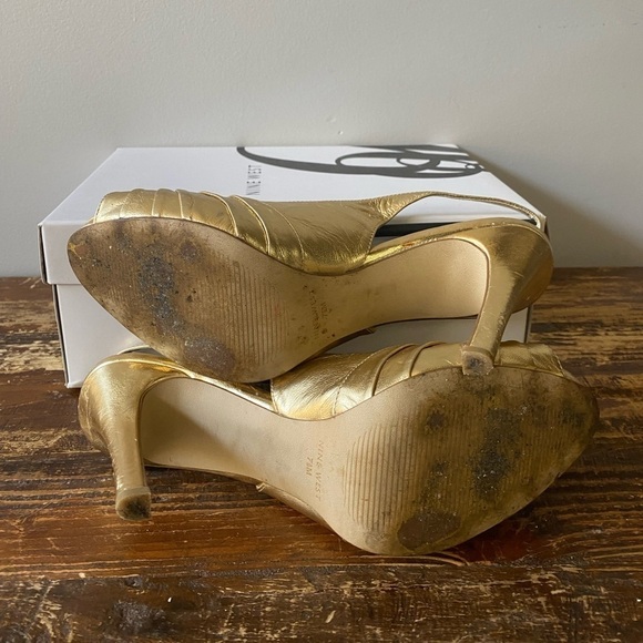 Nine West Gold platform sling back sandals, size 7.5. - Picture 7 of 7